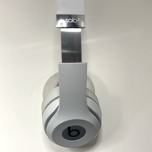 Beats by Dre solo3 wireless headphones (pre-owned) crack in the plastic as shown